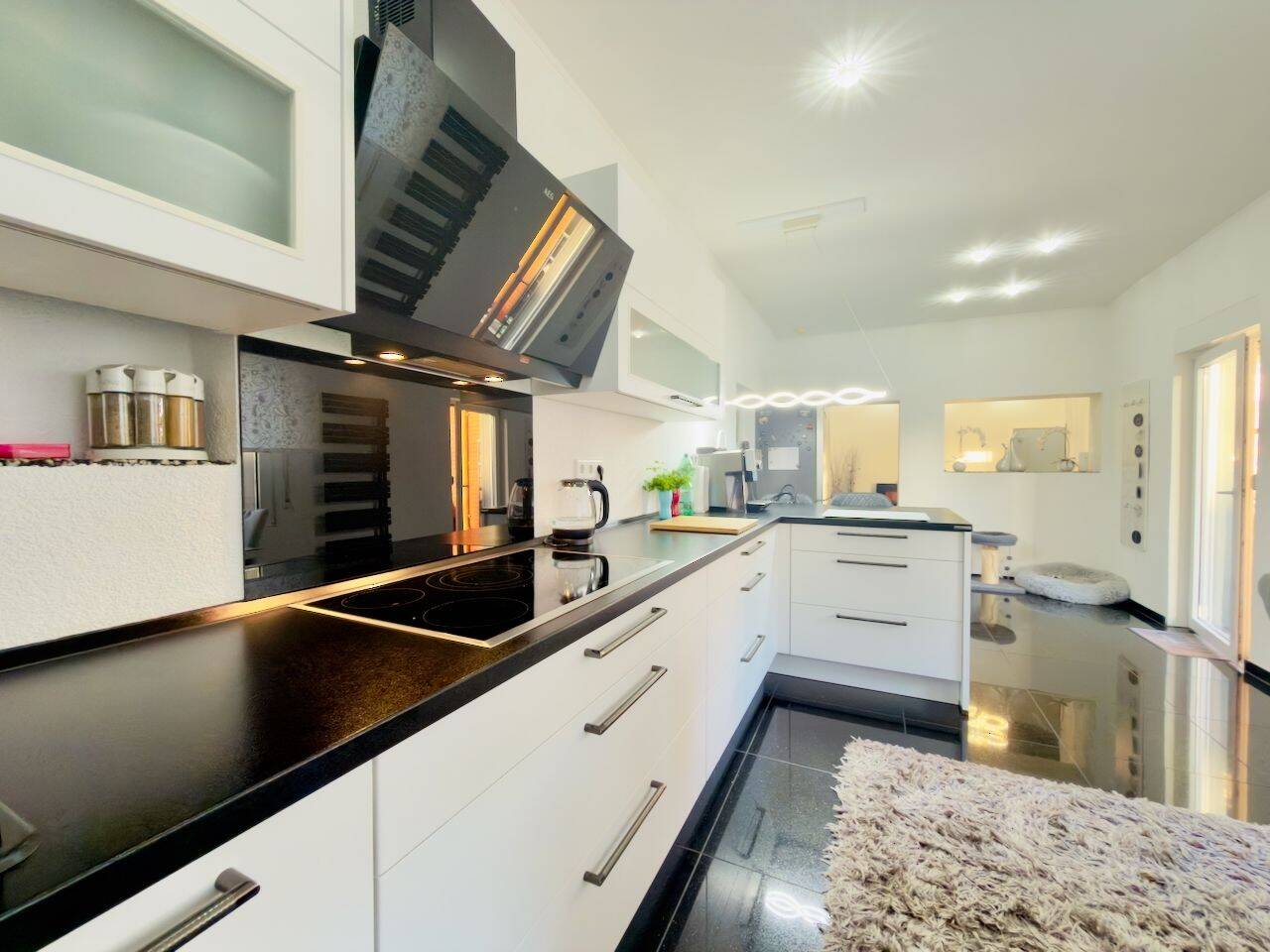 Sanierte Erdgeschosswohnung in zentraler Lage mit Doppelgarage, 2 Bädern, Küche und großer Terrasse, 41236 Mönchengladbach (Bonnenbroich Geneicken Heyden Mülfort Rheydt)