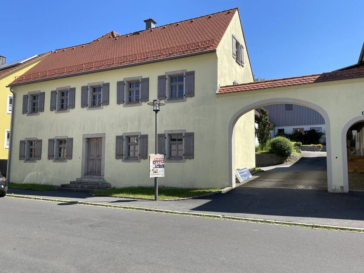 Repräsentatives Domizil – Kernsanierte Hofstelle mit großen Nebengebäuden im ländlichen Umfeld, 95695 Mähring
