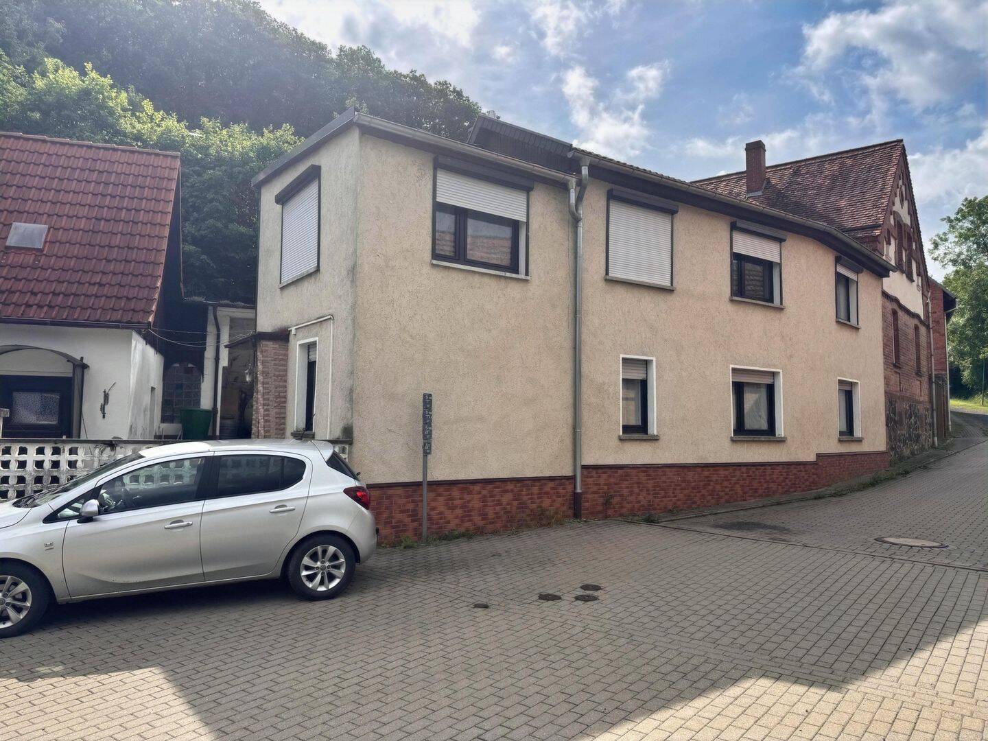 Ländlich Wohnen – EFH mit Garage und vielseitigem Nebengebäude !, 6456 Arnstein