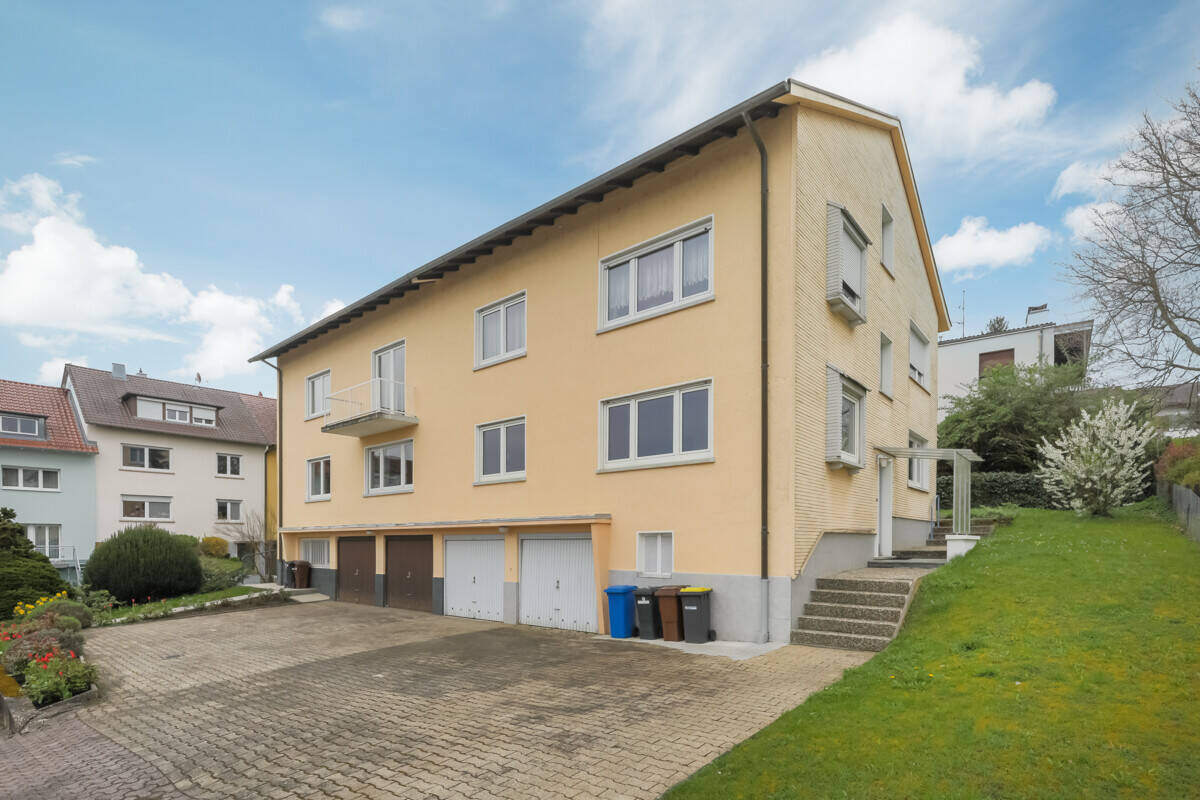Charmante DHH auf großem Grundstück mit 5 Garagen, 75175 Pforzheim