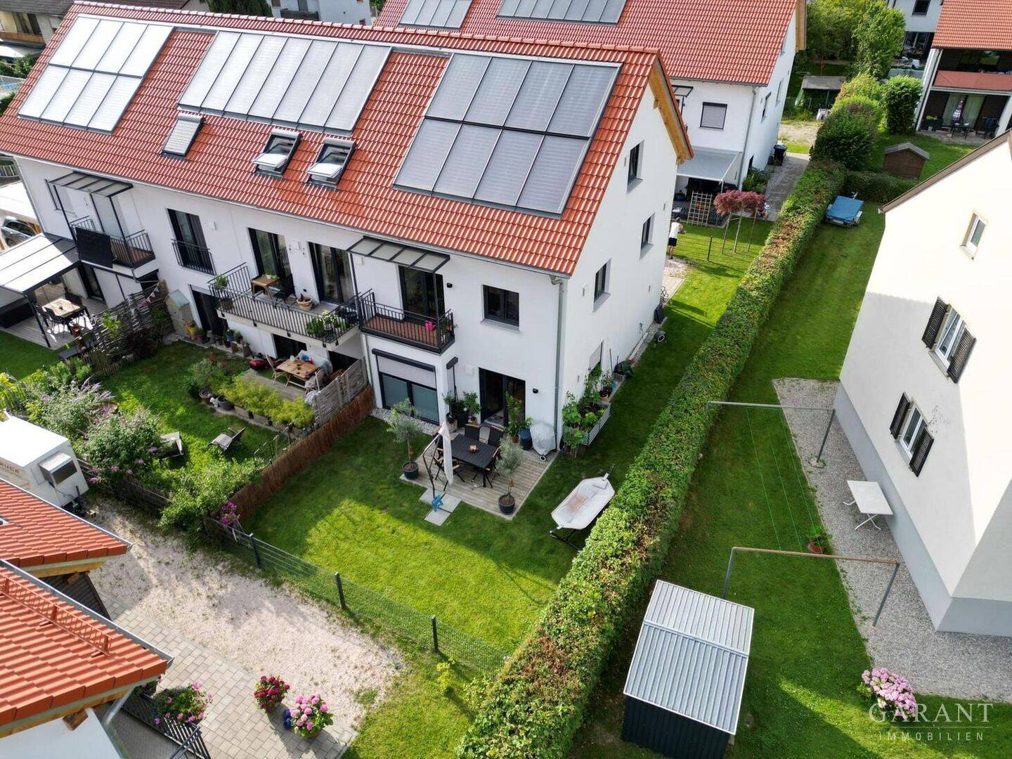 Wo Holz, Licht und Lebensqualität ein Zuhause schaffen – Reiheneckhaus mit sonnigem Eckgarten, 83536 Gars a. Inn
