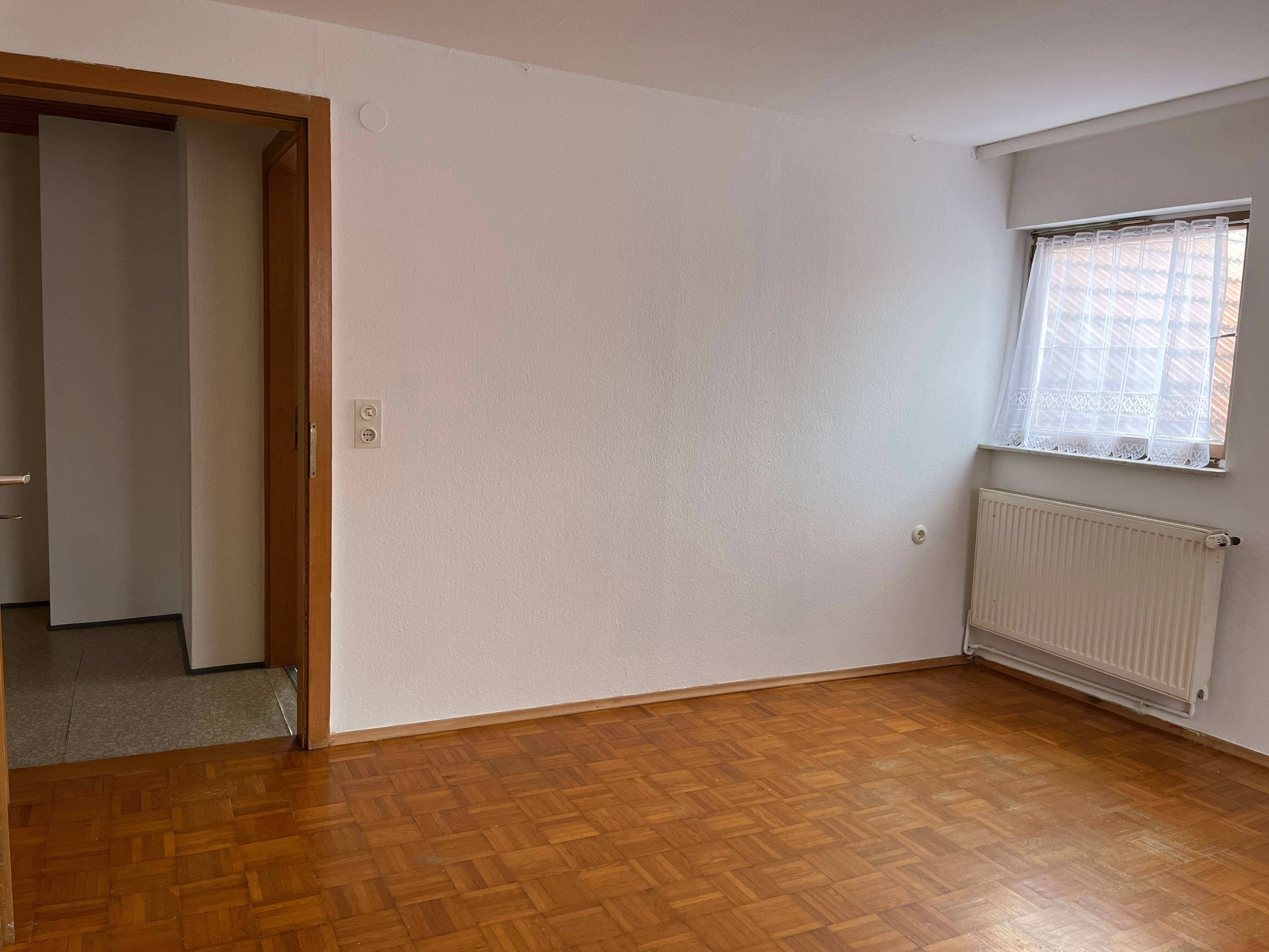 Provisionsfeies   Wohnhaus ,  sofort  beziebar. Mit  Nebengebäude   und 2 PKW Stellplätzen  am Haus, ! Teilsaniert und Renoviert, 97650 Fladungen