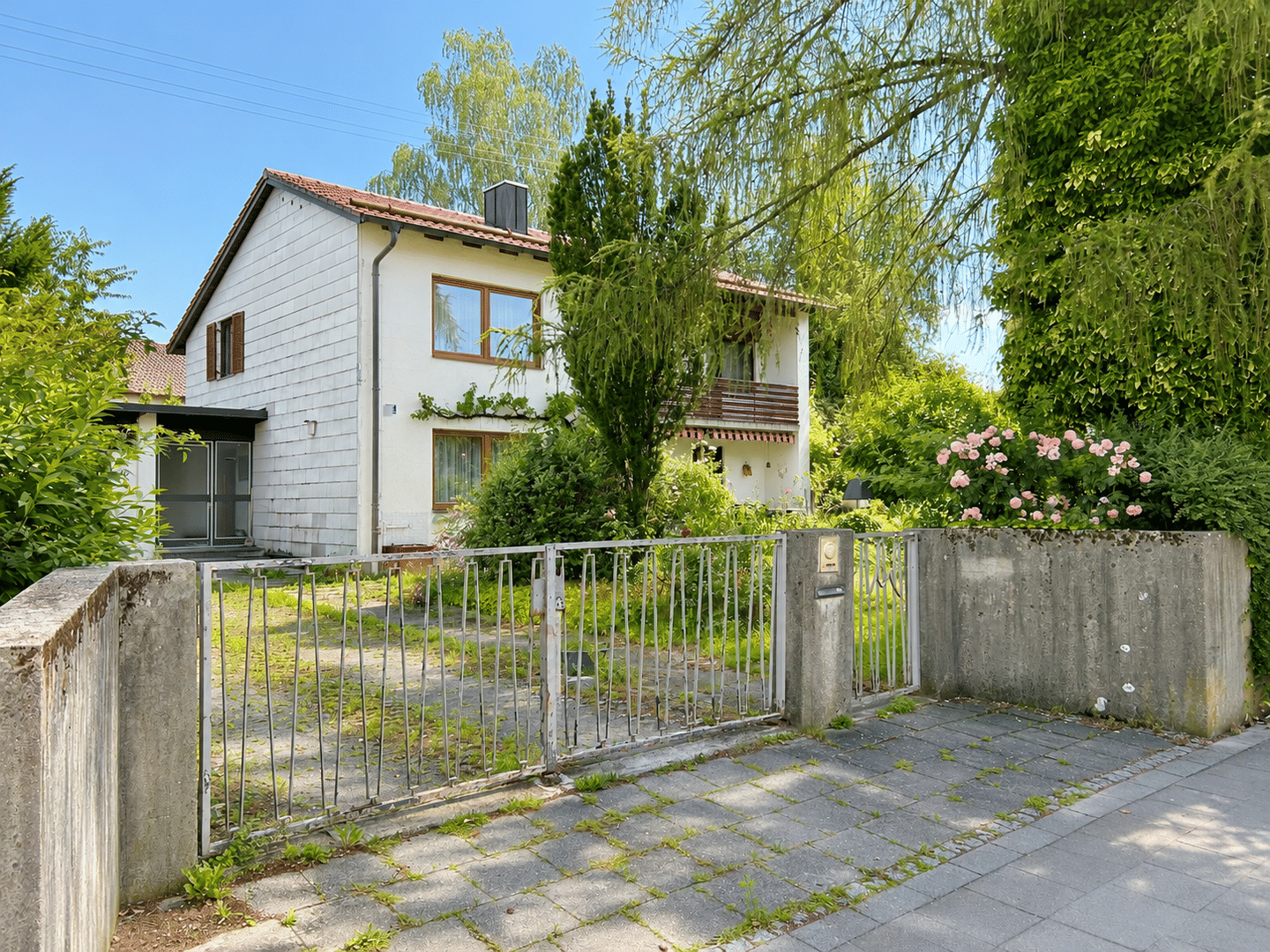 Schönes 2-Familienhaus mit Renovierungsbedarf-großzügiges Eckgrundstück in gefragter Lage von Poing, 85586 Poing