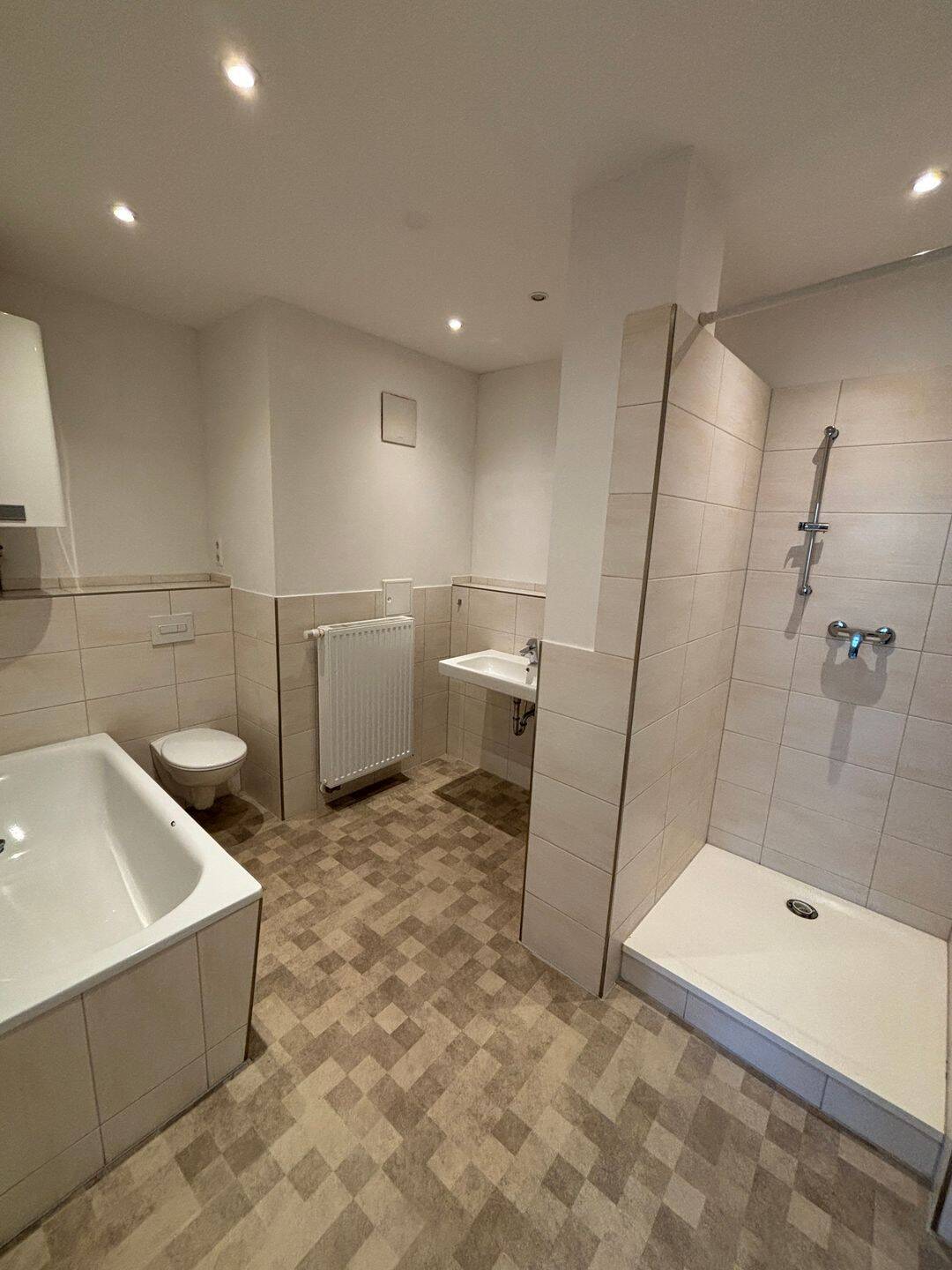 Ihre traumhafte große 4-Raum-Wohnung mitten im Zentrum von Gera, 7545 Gera (Bieblach Innenstadt Ostviertel Pforten Untermhaus)