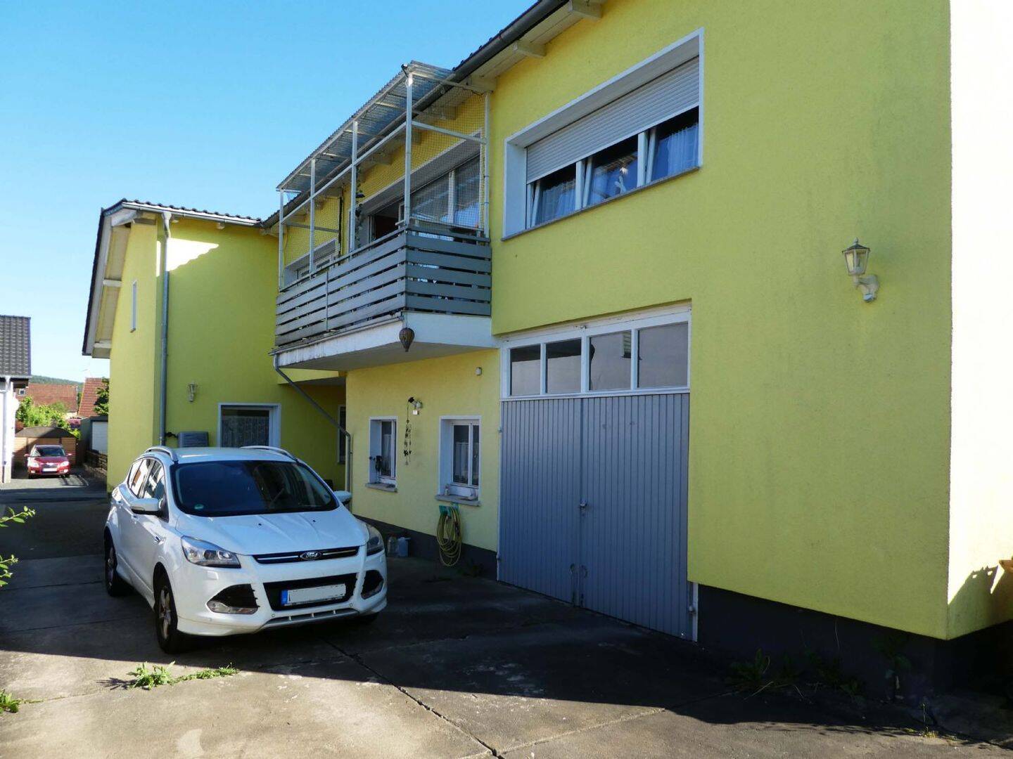 AUMÜLLER-Immobilien – Modernisierte Doppelhaushälfte mit großer Garage in zentraler ruhiger Lage, 63636 Brachttal