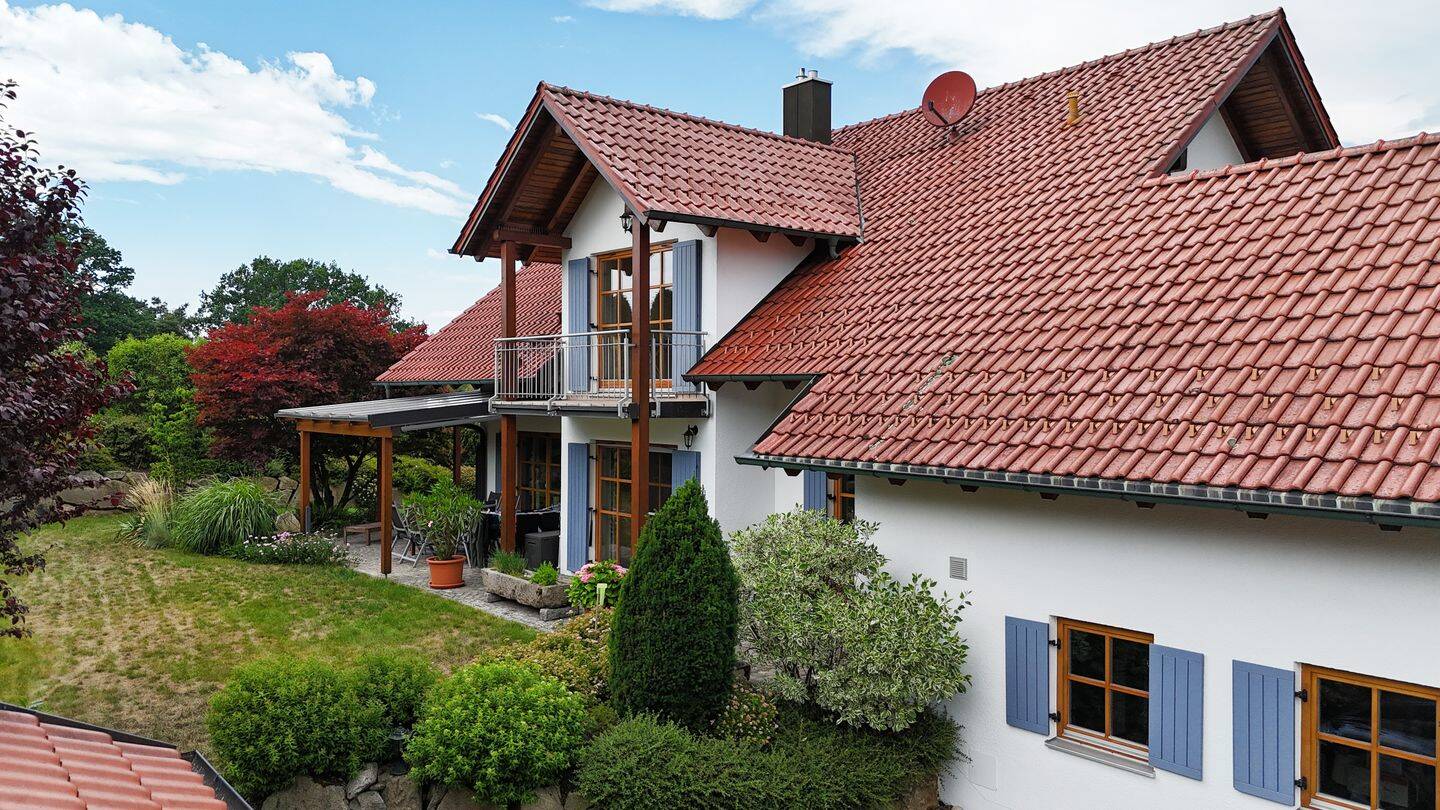 Traumhaftes Einfamilienhaus im Landhausstil mit möglicher ELW in Roding, 93426 Roding