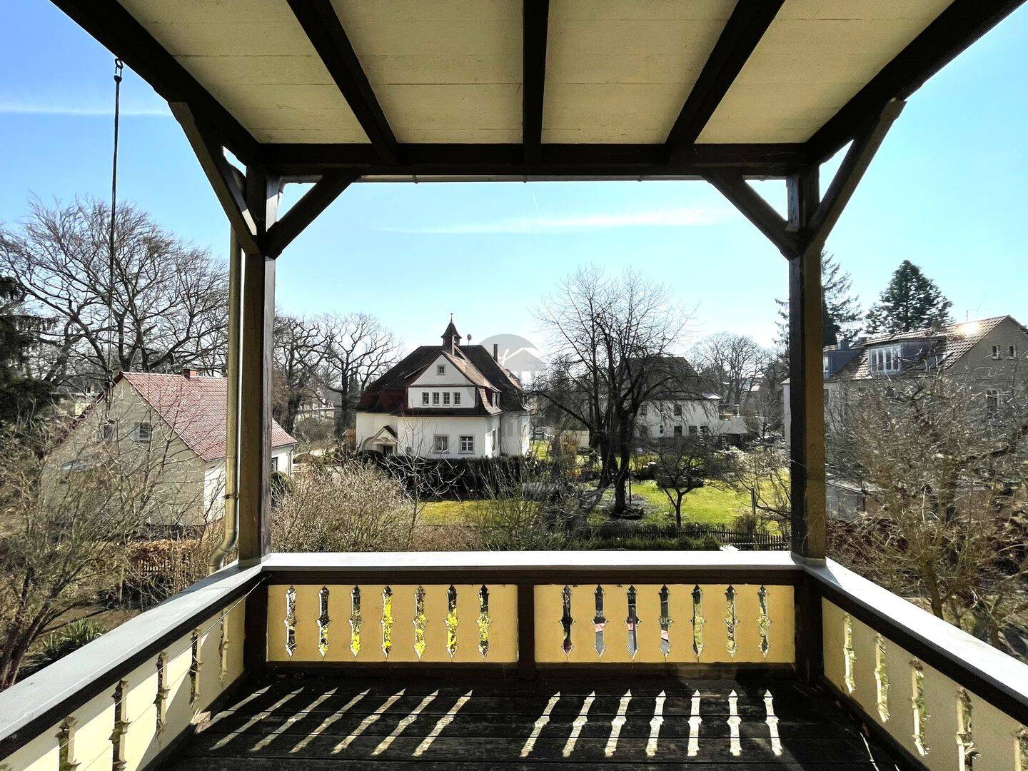 AM PARK: GROSSZÜGIGE ETAGENWOHNUNG MIT PRIVATGARTEN UND BALKON