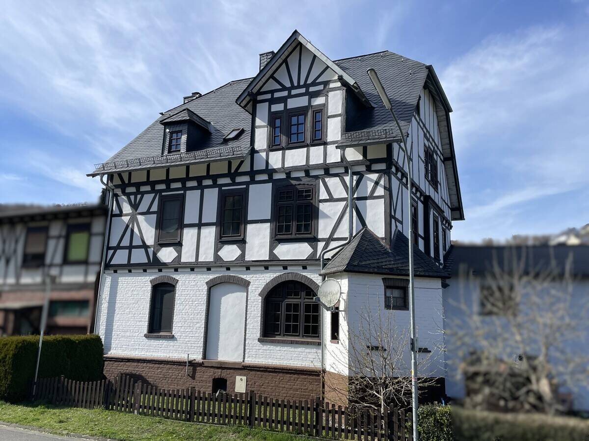 Erdbach: Charmantes Wohnhaus mit 3 Einheiten, 35767 Breitscheid