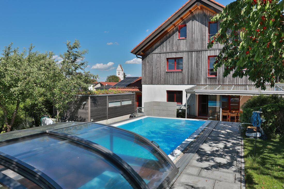 Mit A+ energetisch top! Modernes Familienhaus mit großer Einliegerwohnung und Pool, 85276 Hettenshausen
