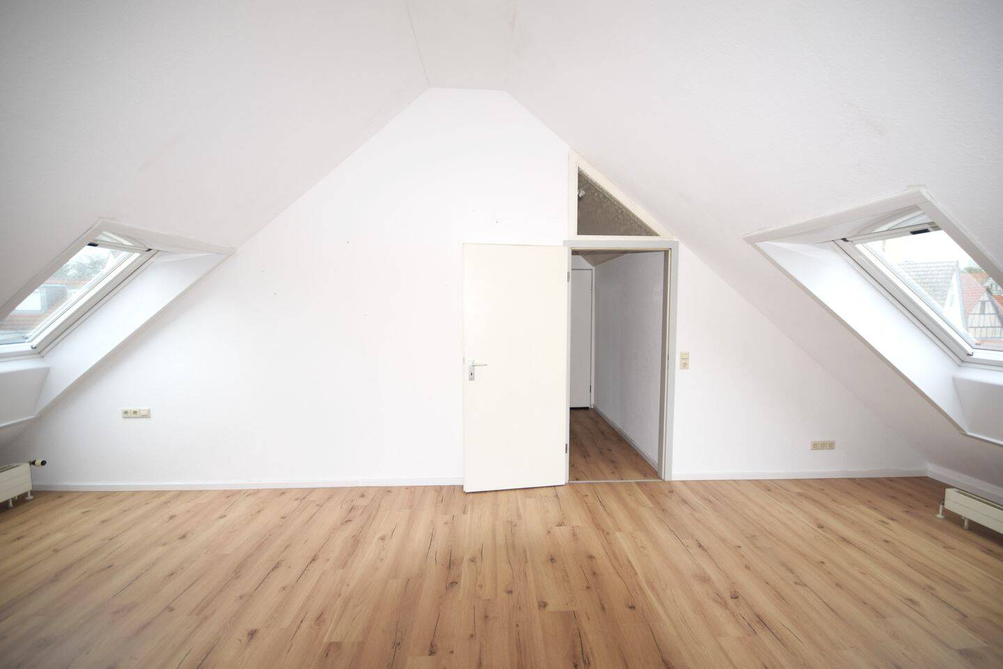 Stilvolle 2,5-Zi.-DG-Maisonette mit sonnigem S-/W-Balkon und XXL-Tiefgaragenstellplatz, 71063 Sindelfingen
