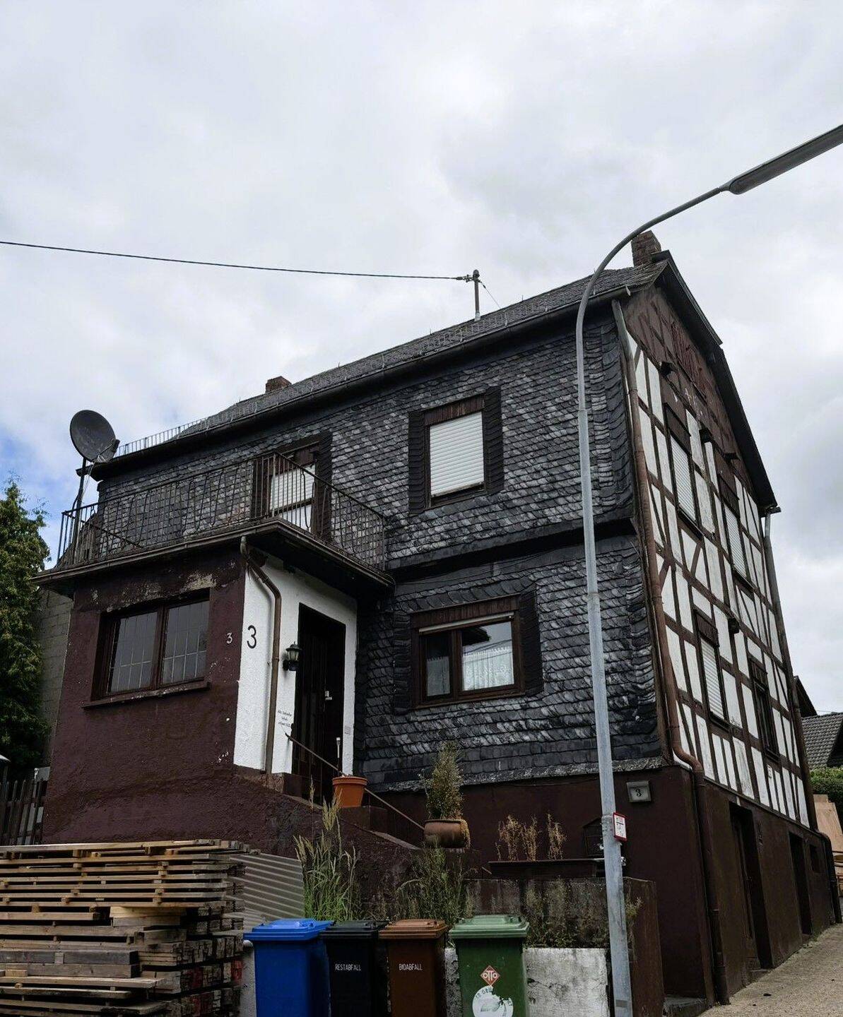 Handwerker aufgepasst: Historisches Wohnhaus mit Nebengebäuden zum attraktiven Preis, 56276 Großmaischeid