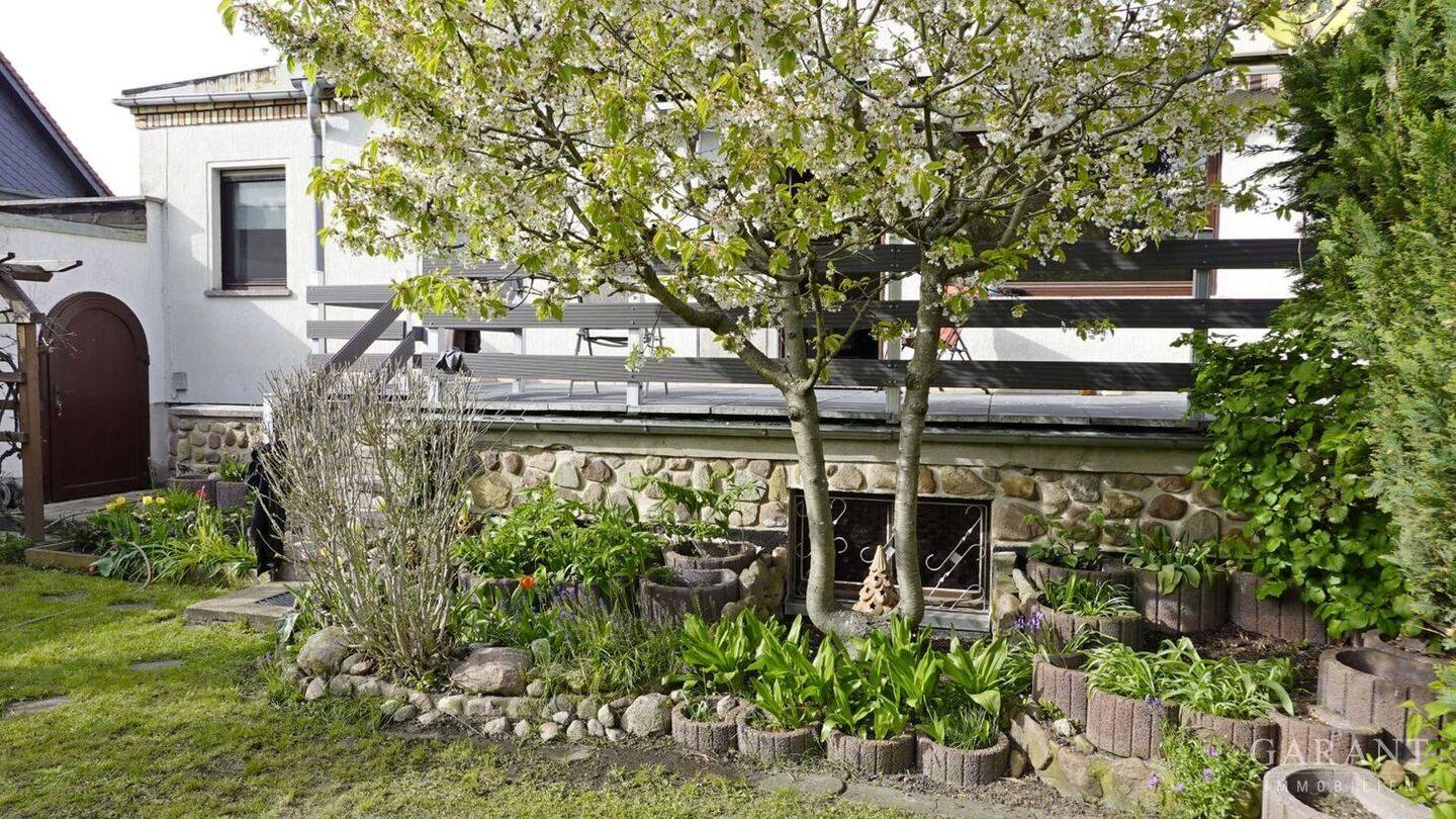 Großzügige Doppelhaushälfte mit schönem Garten, Garage, Kamin und zwei Bädern in ruhiger Lage, 6861 Dessau-Roßlau (Rodleben)