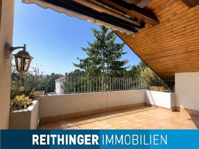 Außergewöhnliche 4,5 Zimmer-DG-Wohnung mit Lift, Garage & Blick auf den Hohentwiel, 78224 Singen (Hohentwiel)