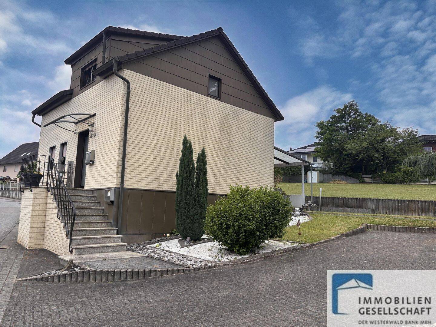 Kompaktes Einfamilienhaus mit Nebengebäude und Einzelgarage in Ortslage, 57587 Birken-Honigsessen