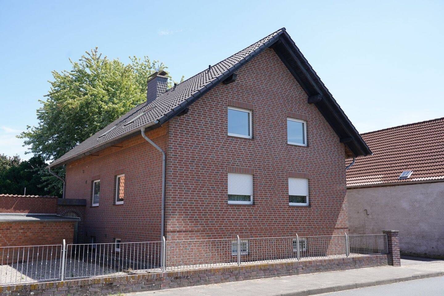 * Großzügige Dachgeschosswohnung in Sievershausen * – in gepflegtem Zweifamilienhaus, 31275 Lehrte
