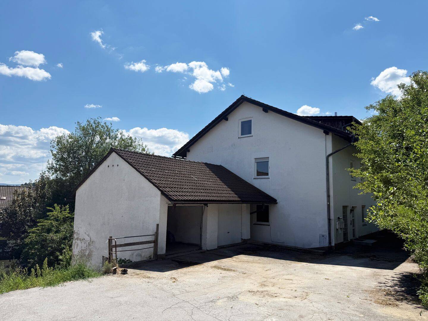 Sanierungsbedürftiges Mehrfamilienhaus mit drei Garagen und zwei Stellplätzen in Regen, 94209 Regen