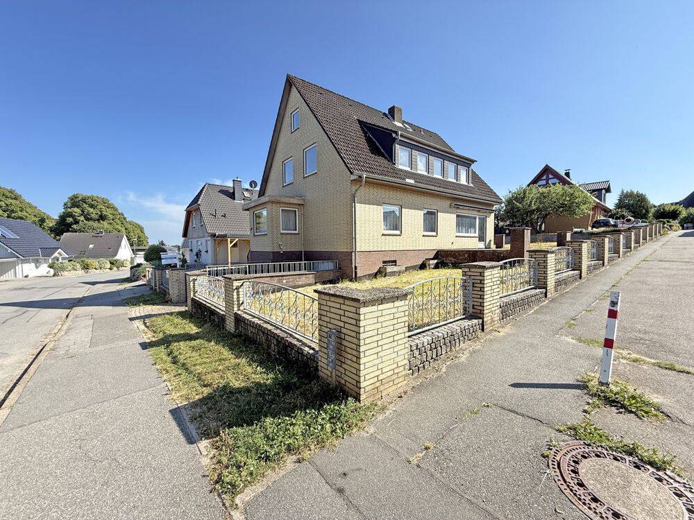 Zarpen : 7-Zimmer Ein-/ Zweifamilienhaus mit Garage, Vollkeller und Ausbaureserve im Ortskern, 23619 Badendorf