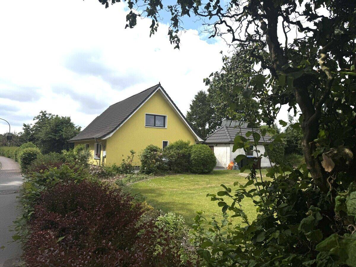 Ländlich wohnen mit Raum für eigene Ideen – Einfamilienhaus mit großem Grundstück in Osterstedt, 25590 Osterstedt