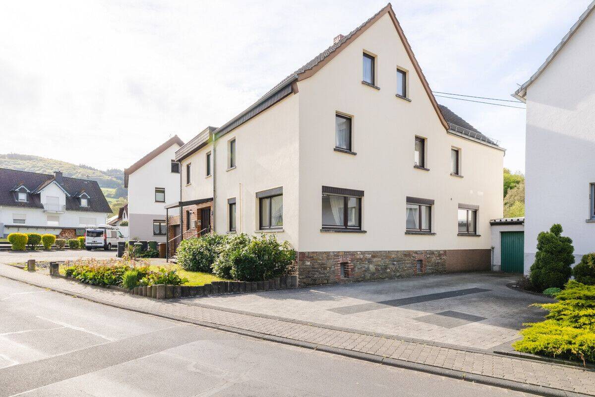 Großes Wohnhaus mit Garage, Garten und Zugang zum Fockenbach: Viel Raum für Ideen in Niederbreitbach, 56589 Datzeroth