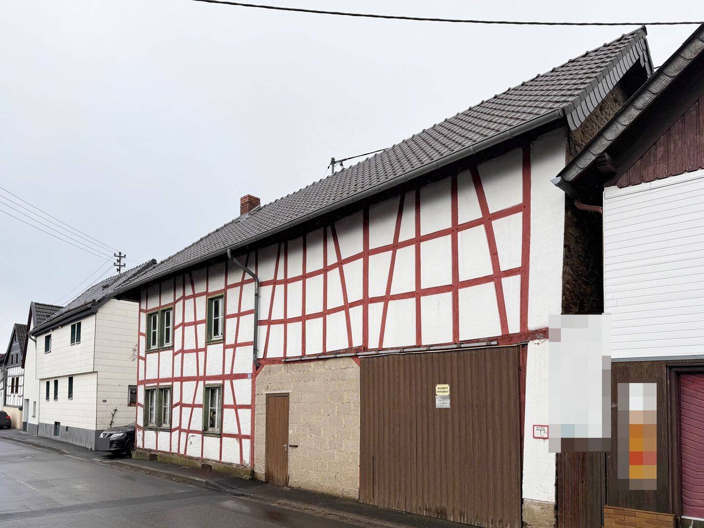 Denkmalgeschütztes Fachwerkhaus mit Innenhof – für 2 Wohneinheiten in Wershofen, 53520 Drees