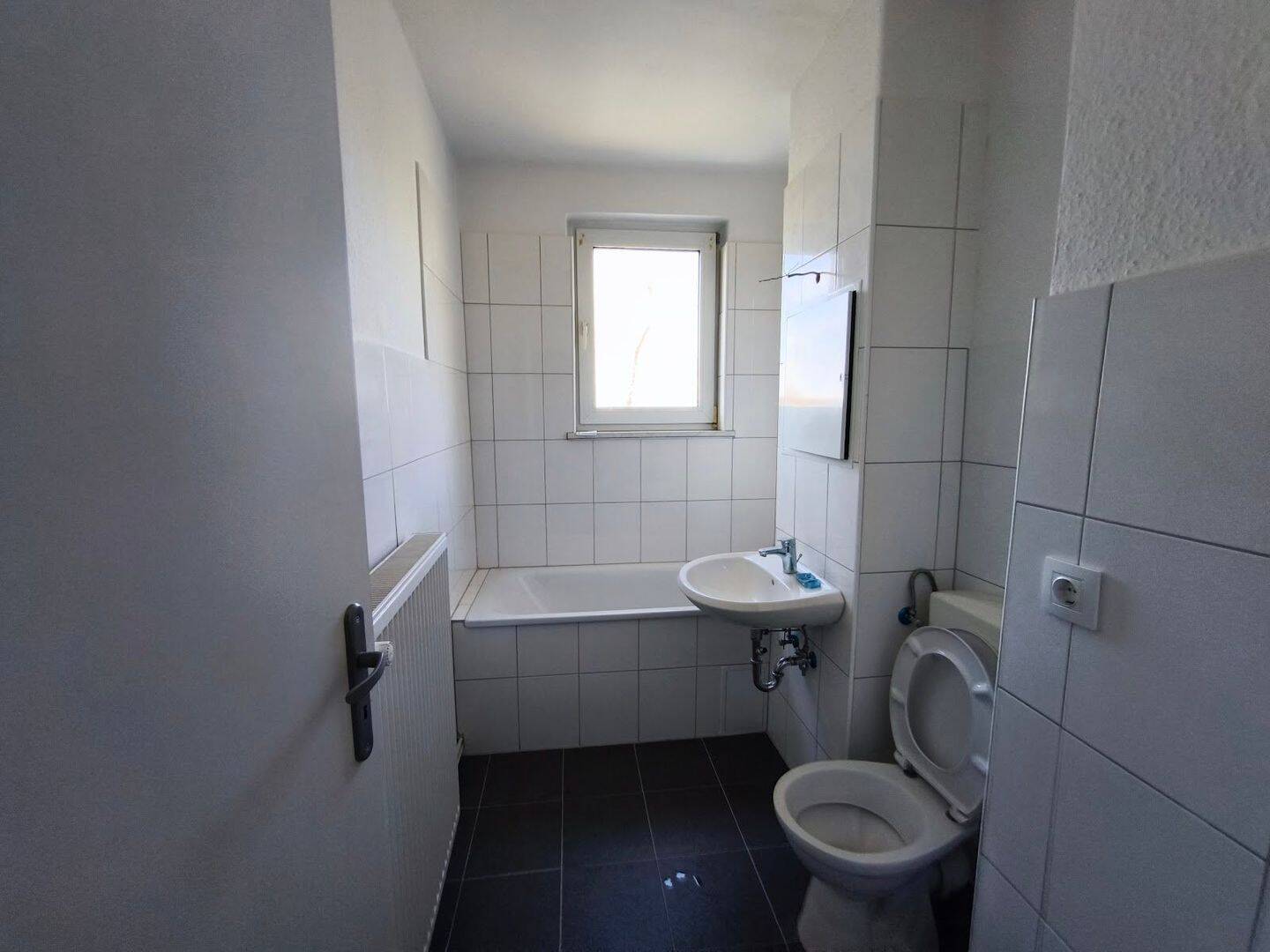 Kleine Zweiraumwohnung mit Balkon und Tageslichtbad!, 6217 Merseburg