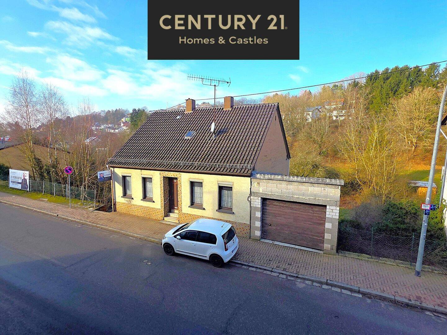 Freistehendes Einfamilienhaus mit Einliegerwohnung und zusätzlichem großem Baugrundstück in Spiesen, 66583 Spiesen-Elversberg