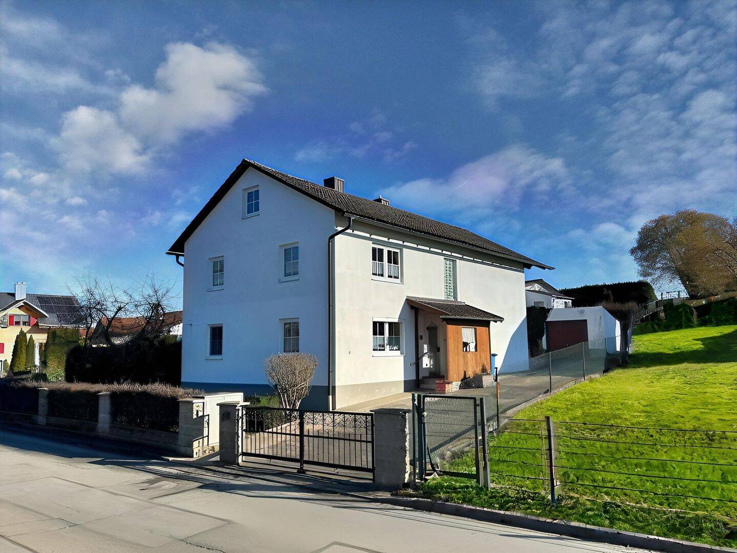 Ein-/Zweifamilienhaus mit viel Platz in Irlbach, 94342 Irlbach