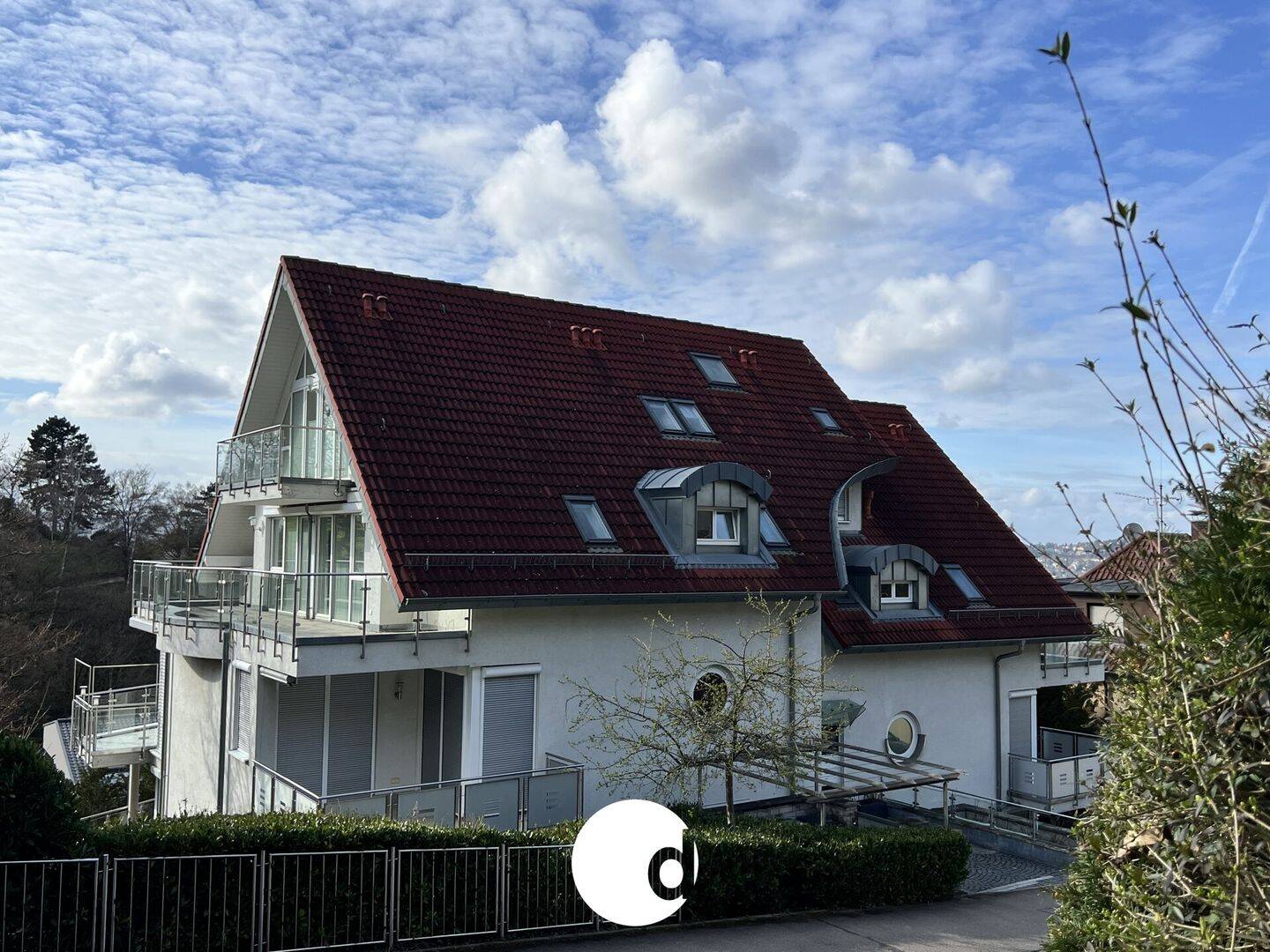 Wunderschöne 2,5-Zi.-Galerie-Wohnung mit herrlichem Blick auf den Weißenburgpark, 70184 Stuttgart (Frauenkopf Mitte Ost Süd)