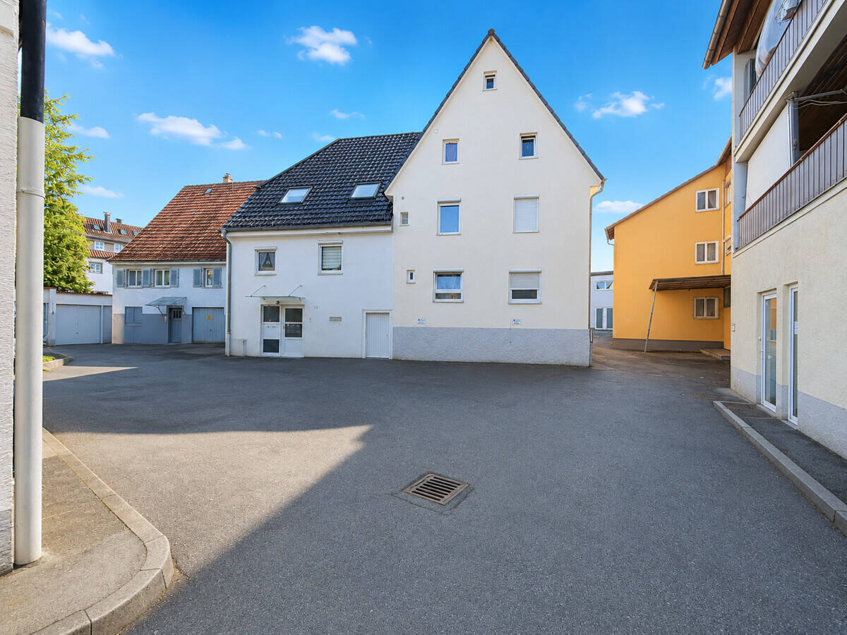 Zwei Häuser auf einem Grundstück – ca. 15 Zimmer mit Garten und Stellplätzen, 78647 Trossingen