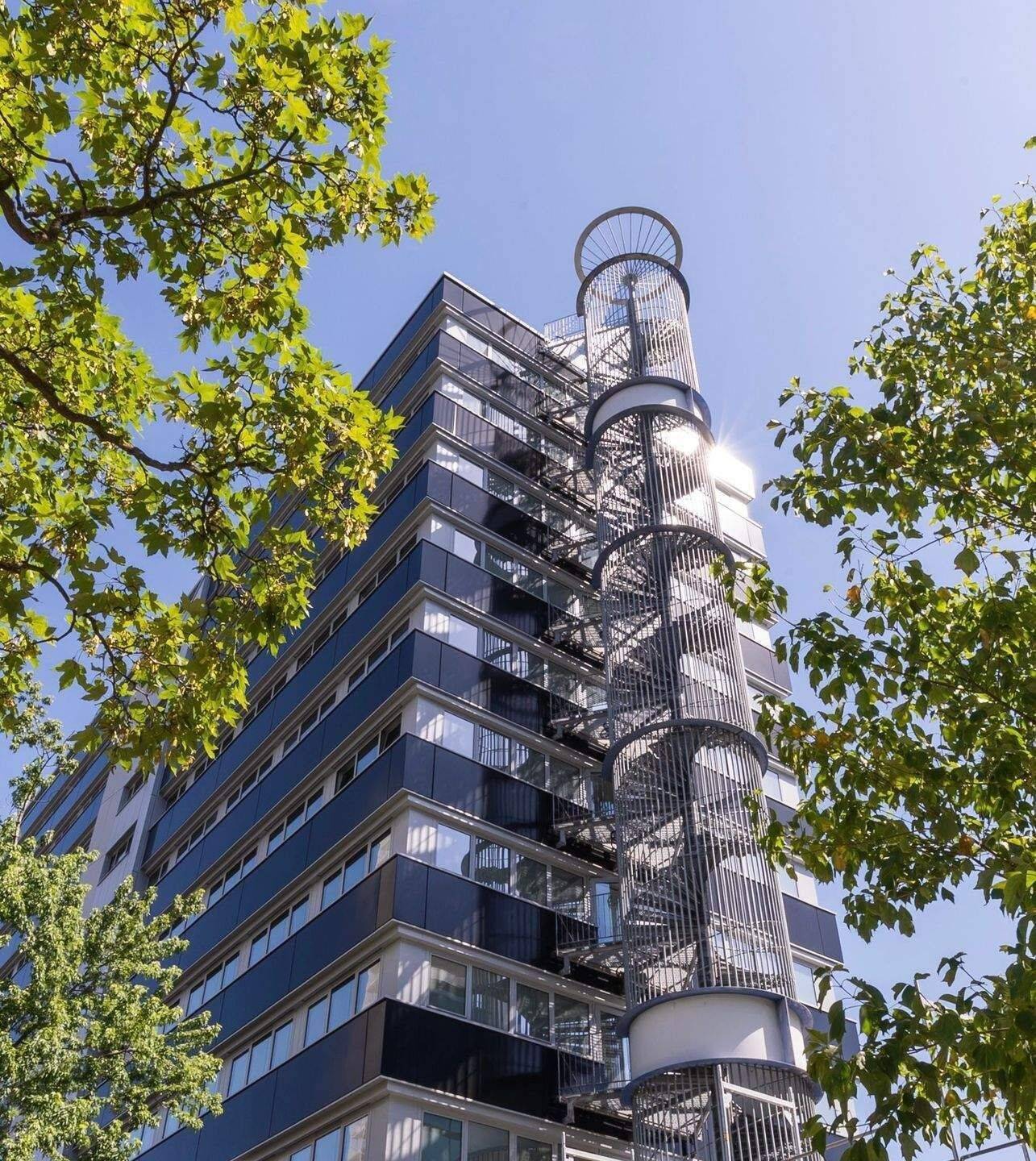 Erstbezug nach Kernsanierung: Modernes City-Apartment mit EBK, Concierge & Skyline-Dachterrassen – 60528 Frankfurt am Main – Bild 1 von 1