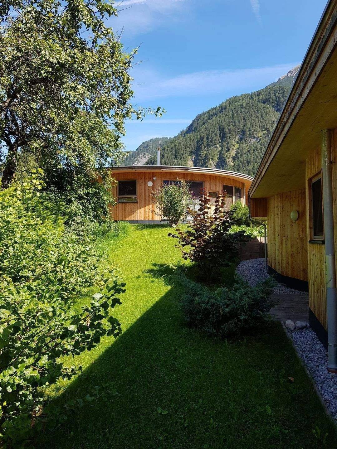 „Alpines Lebensgefühl trifft Naturverbundenheit“ Zwei charmante Holzhäuser in Elmen (Reutte-Tirol) bieten einzigartigen Rückzugsort zum Wohnen, 87629 Füssen