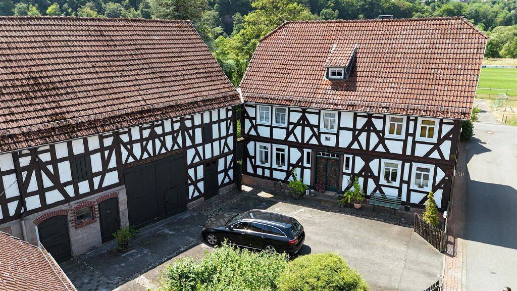 Historisches Fachwerkanwesen mit großzügigem Grundstück und vielseitigen Nebengebäuden, 35108 Allendorf (Eder)