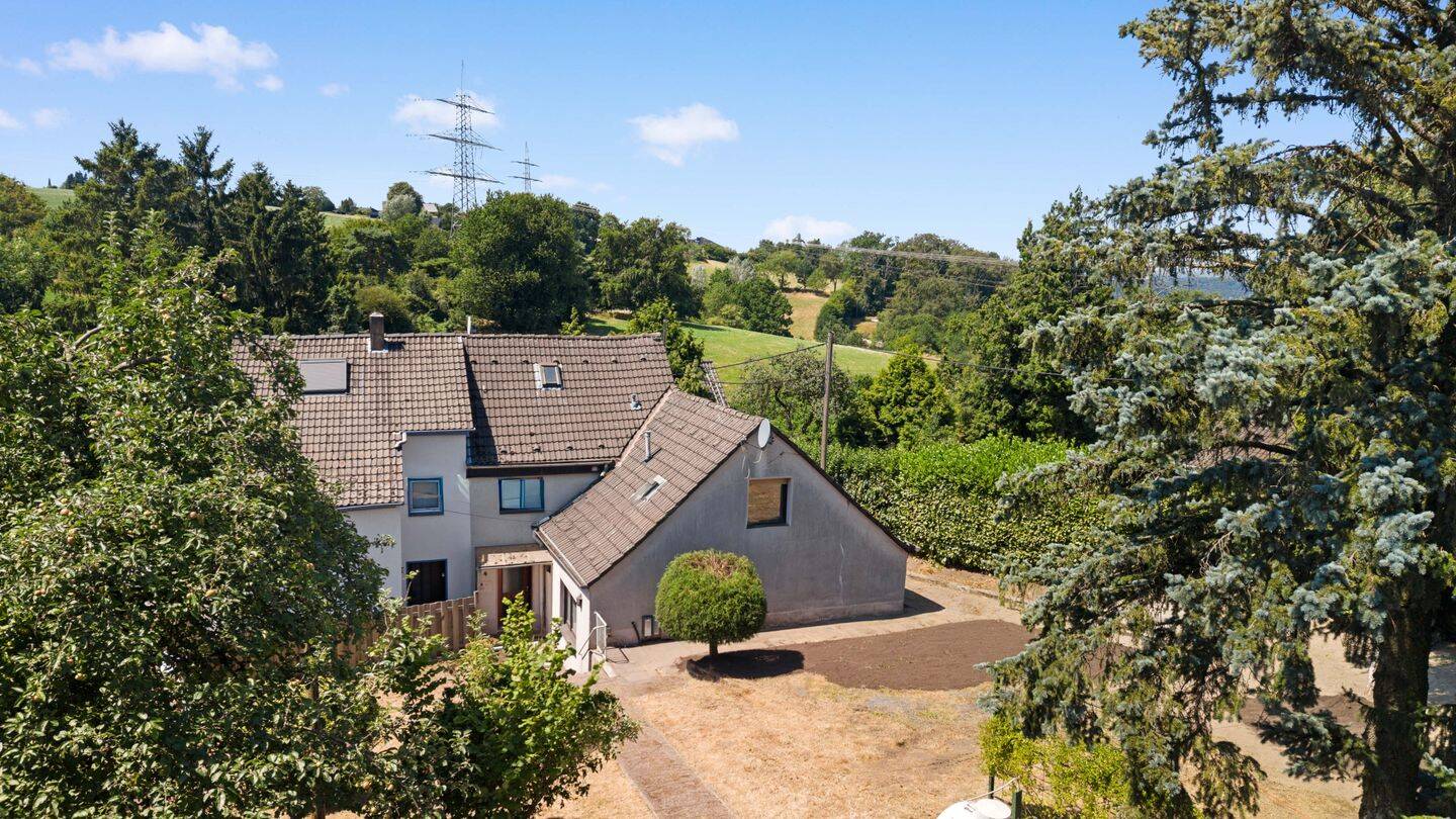 Doppelhaushälfte mit Einliegerwohnung, großem Grundstück und vielseitigen Nutzung in naturnaher Lage, 42549 Velbert