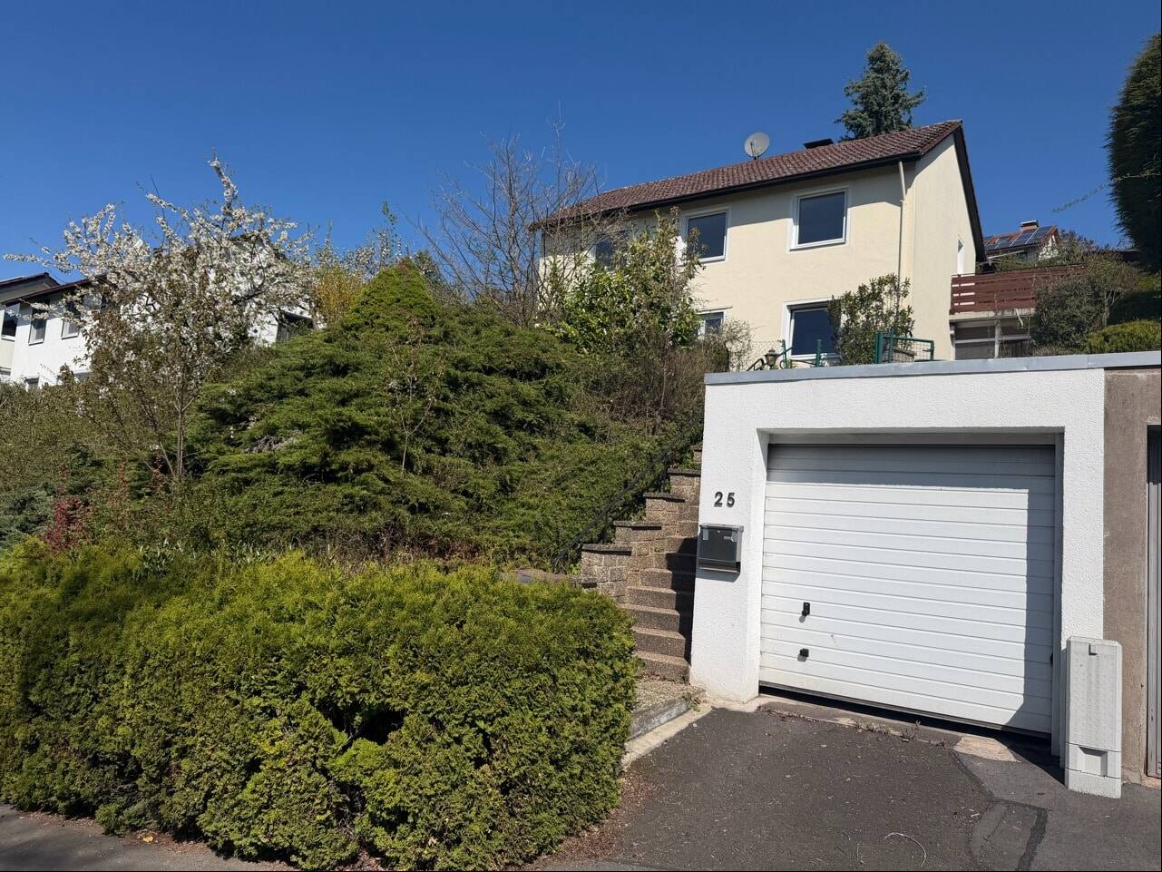Wohnhaus mit Garage in beliebter Südlage von Bad Hersfeld, 36251 Bad Hersfeld