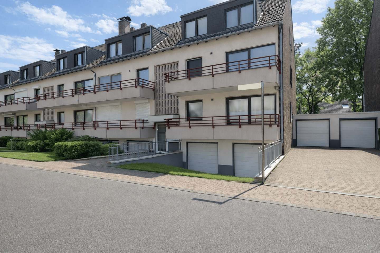 Komplett renovierte Etagenwohnung mit 2 Balkonen und Garage in Kleinenbroich, 41352 Korschenbroich