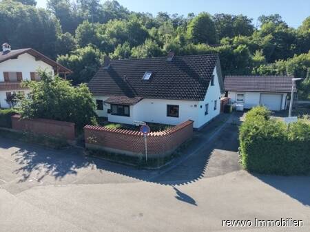 Großzügiges Einfamilienhaus mit modernisierter Ausstattung und fünf Garagen in Burgkirchen, 84508 Burgkirchen a.d. Alz