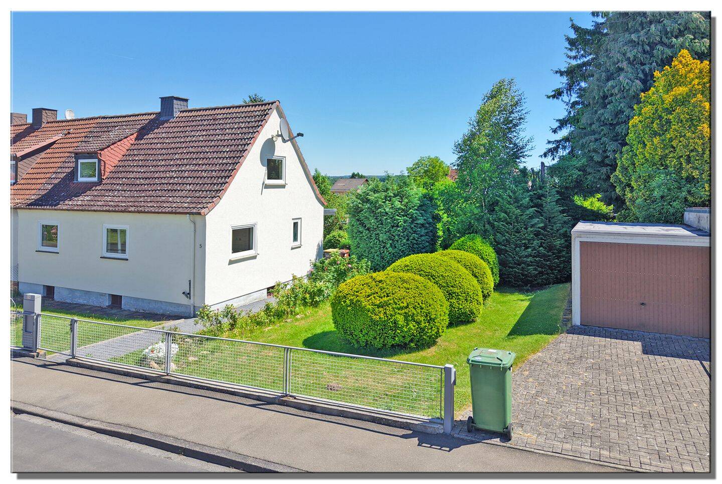 Niedliche Doppelhaushälfte in Vellmar auf knapp 1200 m² Grundstück, 34246 Kassel (Hof Mondschirm)