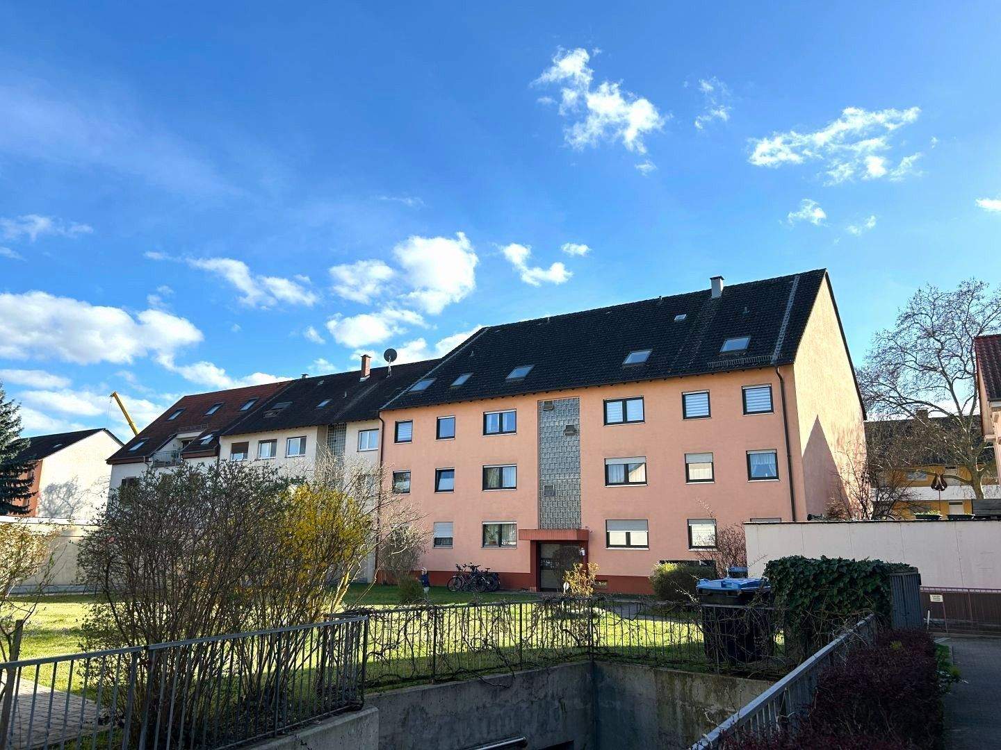 Gepflegte 3-Zimmer-Wohnung mit Loggia und Stellplatz in Mannheim-Neckarau!