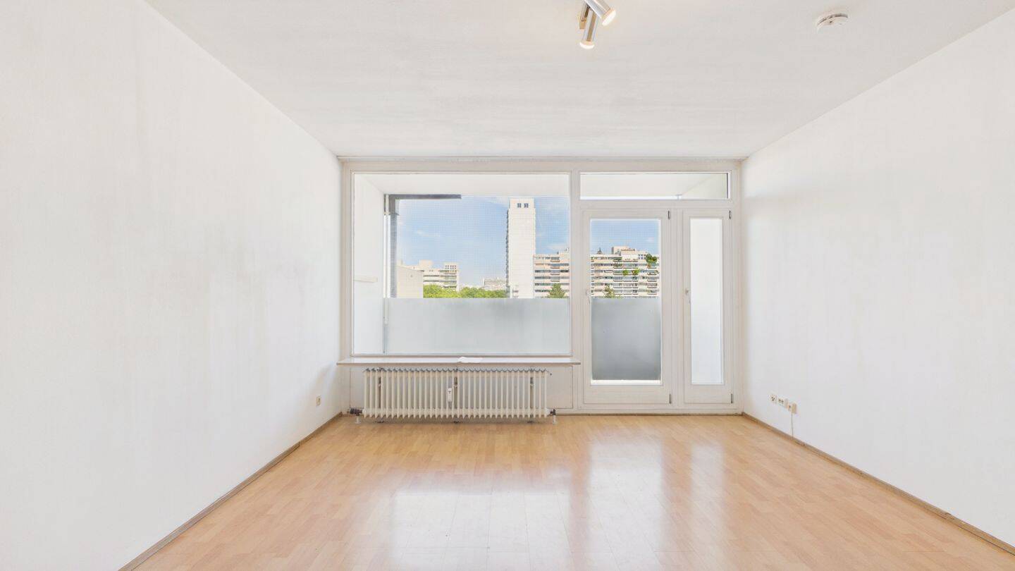 HEGERICH: Leerstehende 1-Zimmer-Wohnung mit Ost-Balkon direkt am Olympia-Einkaufszentrum, 80993 München (Moosach)