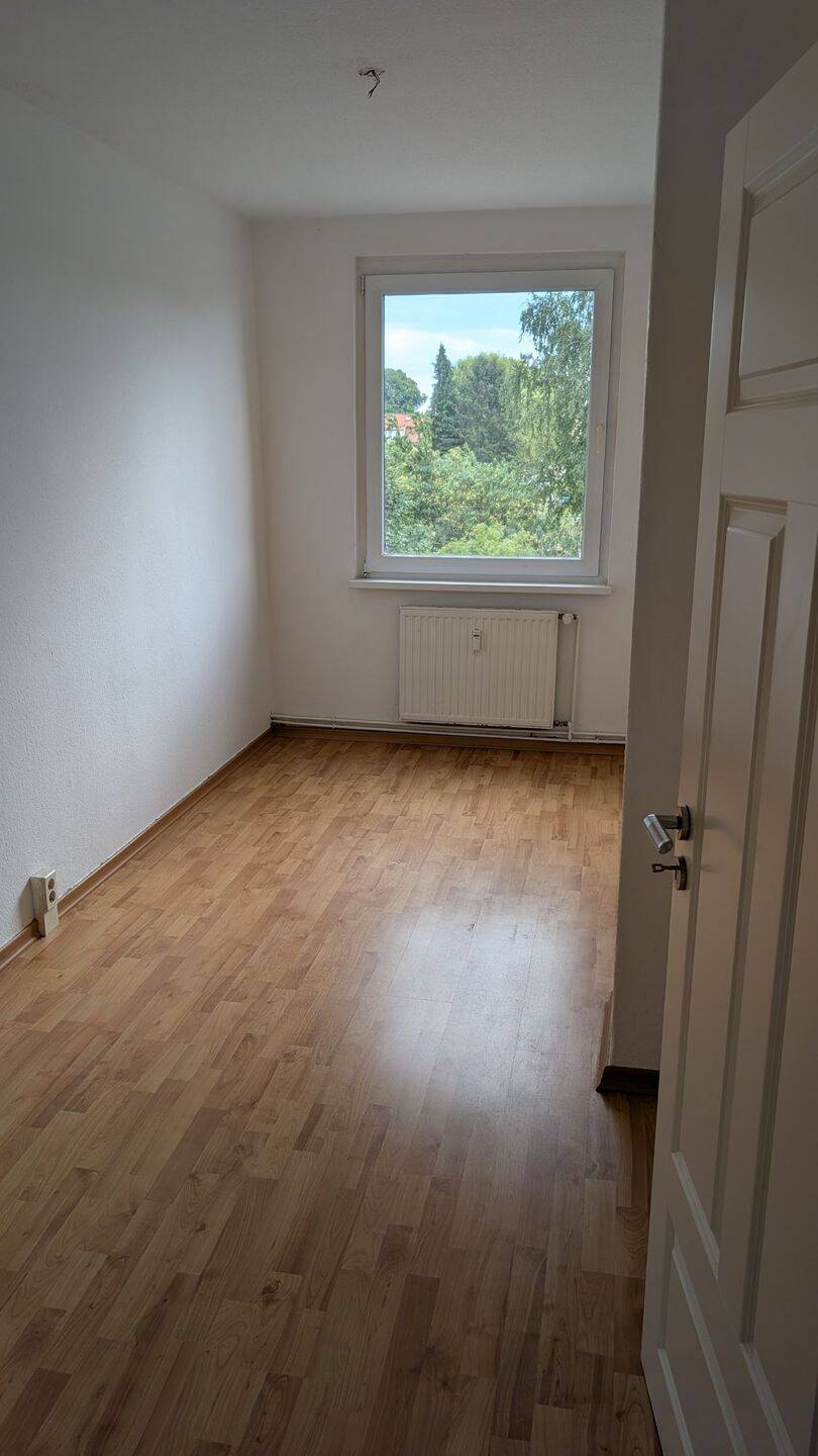 Ruhige 3-Zimmer-Wohnung mit neuer Einbauküche und Blick ins Grüne in Leezen, 19067 Cambs