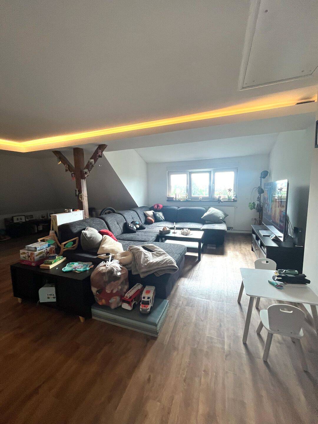 wunderschöne, helle und sehr große 3 Zimmer DG-Wohnung mit großem Balkon in GTH-Siebleben, 99867 Gotha