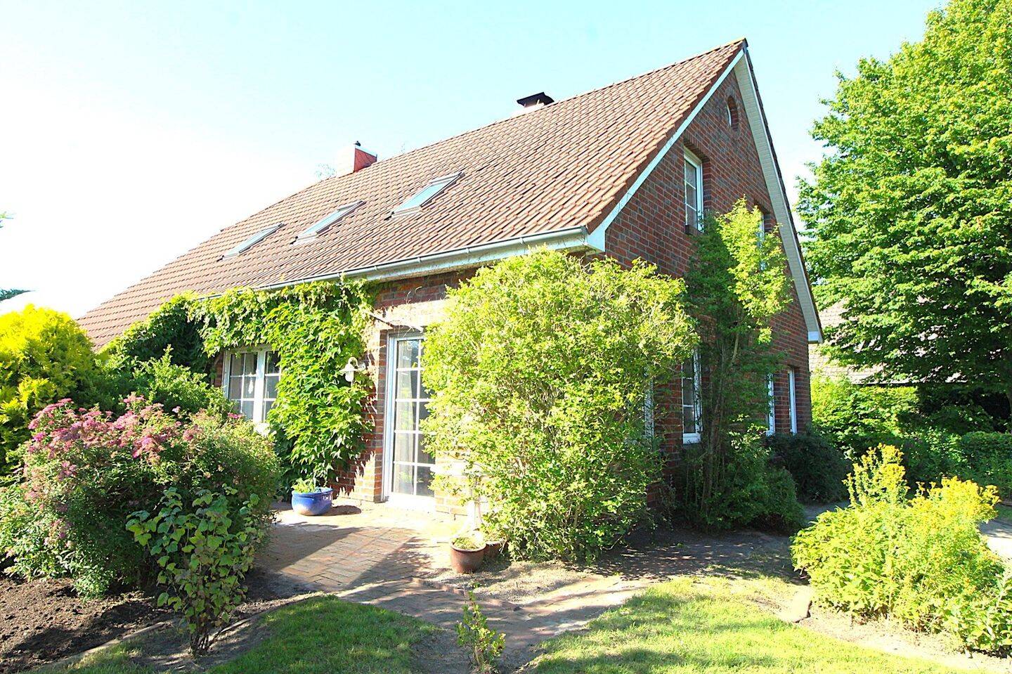 Ein schönes solides Einfamilienhaus in bester Lage, mitten in Wittmund gelegen., 26409 Friedeburg