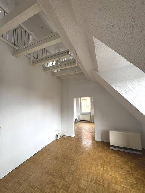 Für Aktive und Individualisten – Charmante Dachgeschosswohnung mit ausgebauter Dachspitze !