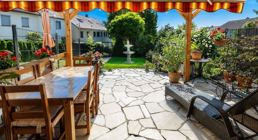 Fachgerecht modernisiertes Reihenmittelhaus mit liebevoll angelegtem Garten, 72766 Reutlingen