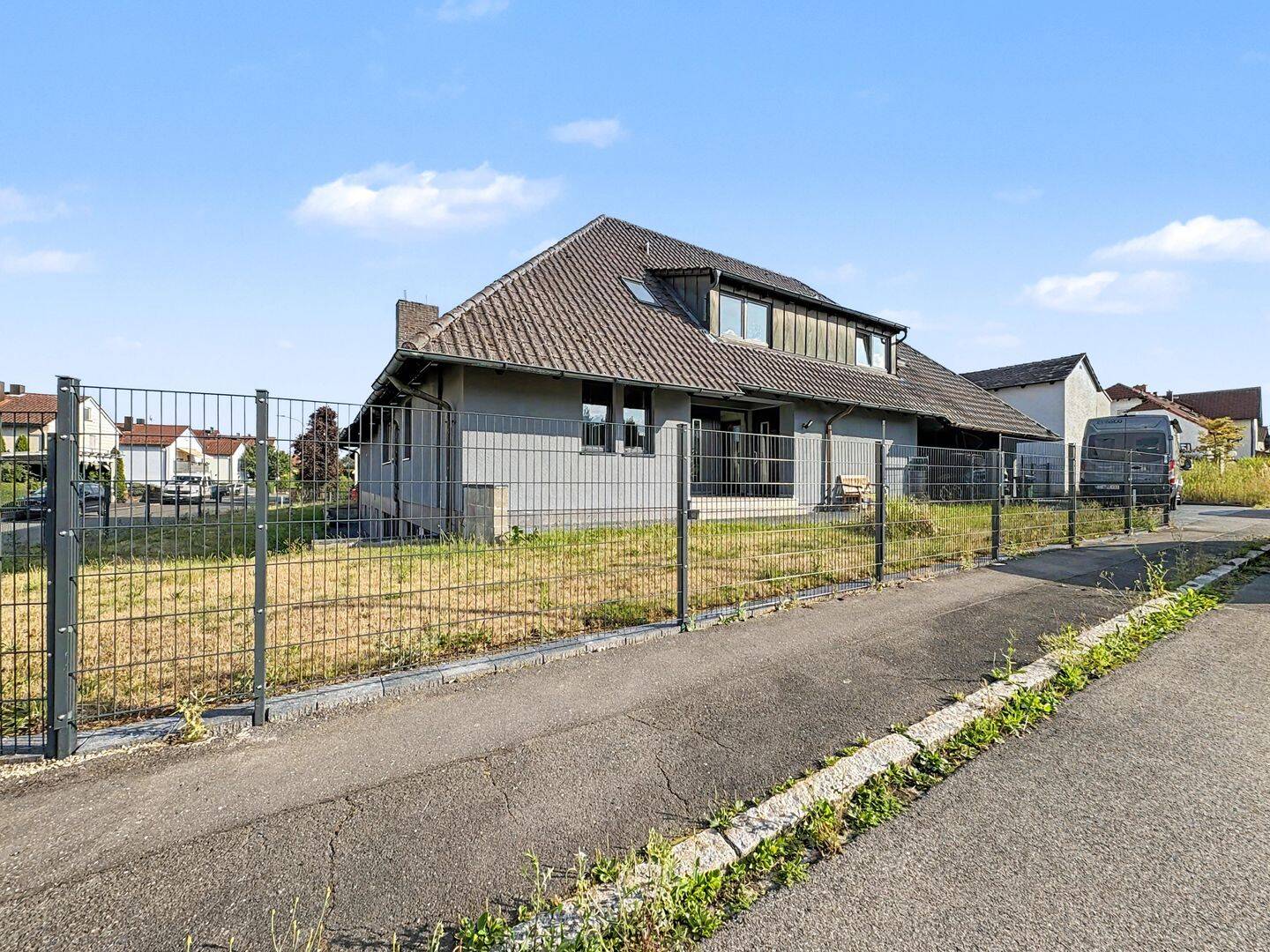 Großzügiges Einfamilienhaus mit Einliegerwohnung, Pool und moderner Energietechnik in Auerbach, 91275 Auerbach i.d. OPf.