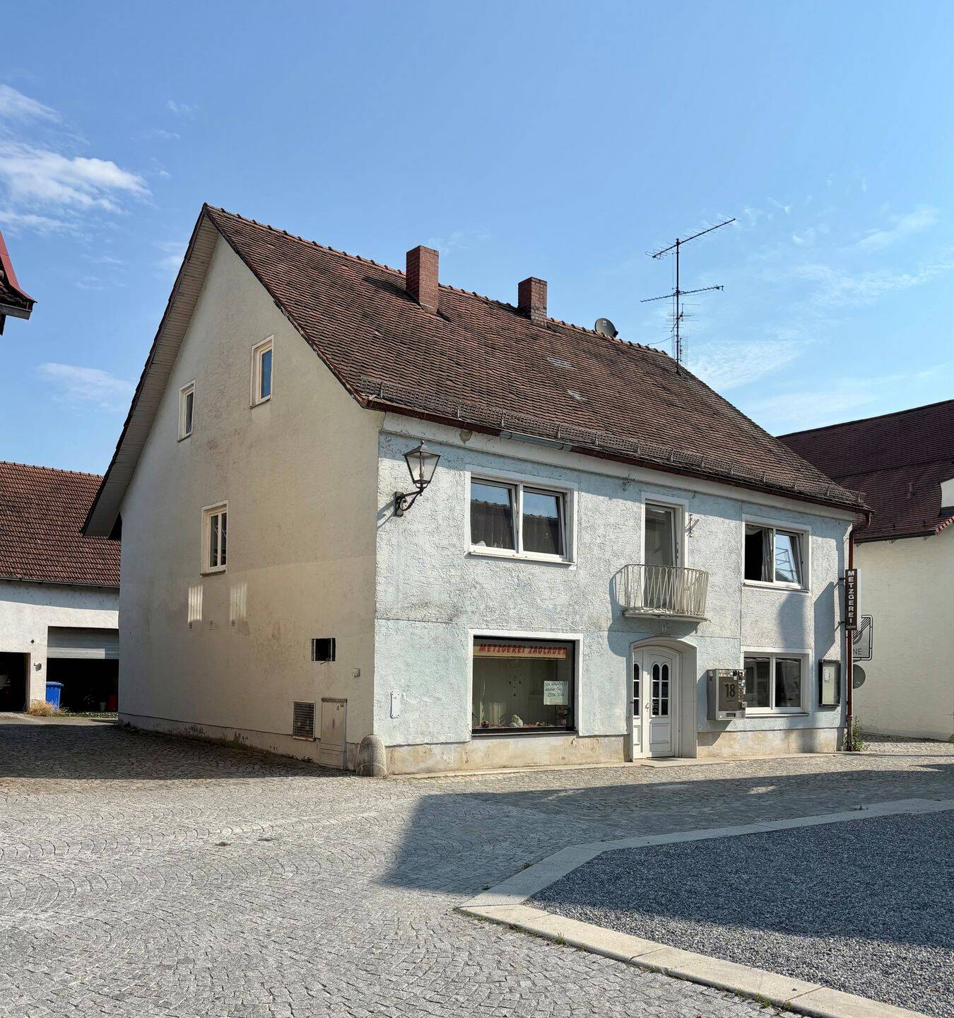 Wohnhaus mit Gewerbeeinheit in zentraler Lage von Hofkirchen, 94544 Hofkirchen