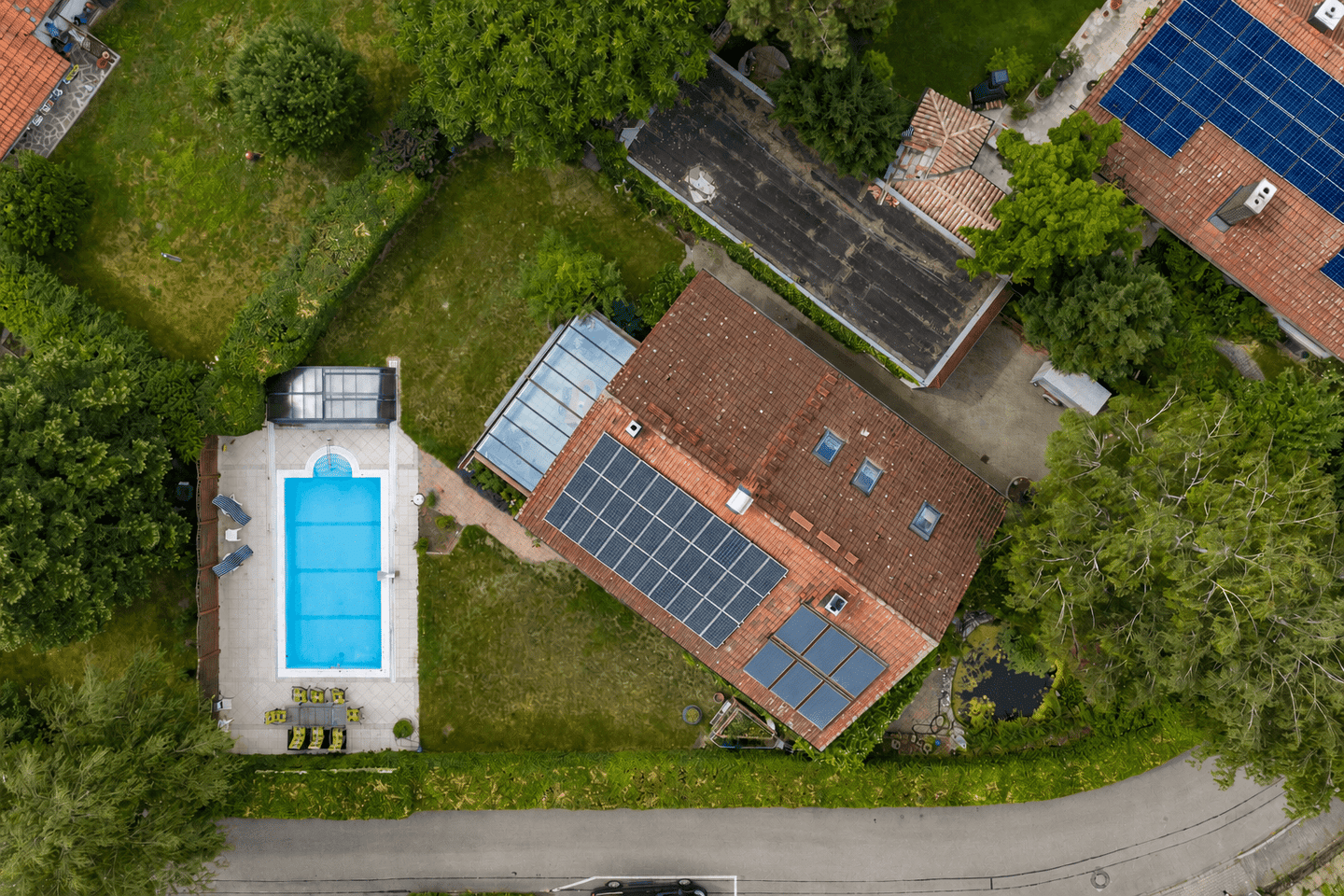 Großzügiges Einfamilienhaus mit Einliegerwohnung, Wellnessbereich, Pool und traumhaftem Garten, 85465 Langenpreising