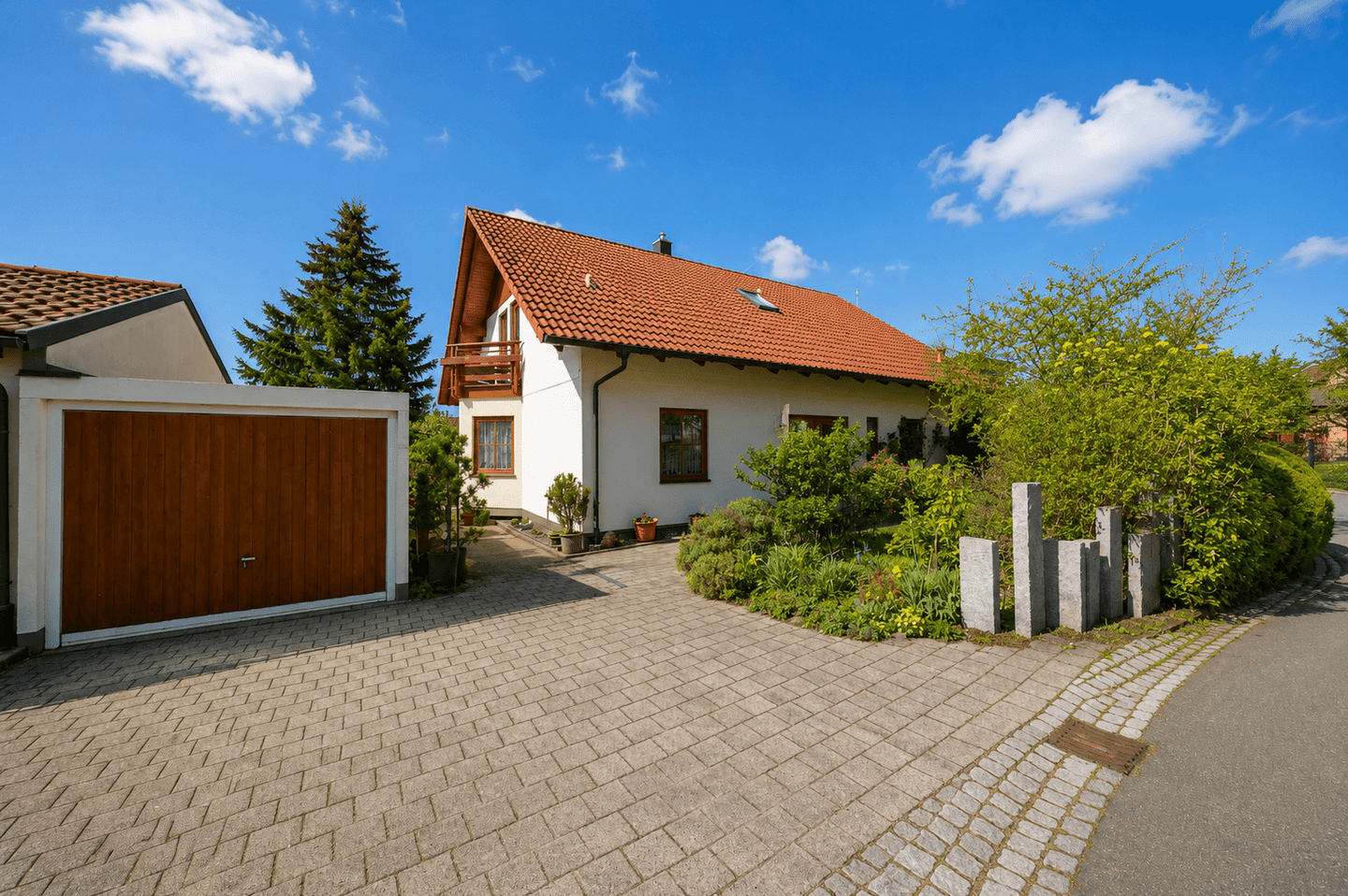 Gepflegtes, attraktives Einfamilienhaus mit traumhaftem Garten in ruhiger Ortsrandlage von Gailingen, 78262 Gailingen am Hochrhein
