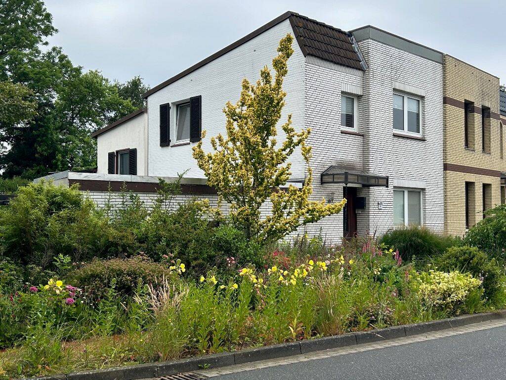 Einfamilien-Doppelhaushälfte mit Nebengebäude und Garage, 27476 Cuxhaven