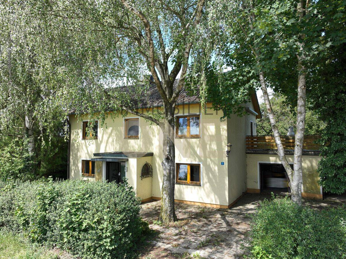 Großzügiges Ein/Zweifamilienhaus mit Ausbaupotenzial auf weitläufigem Grundstück, 93098 Mintraching